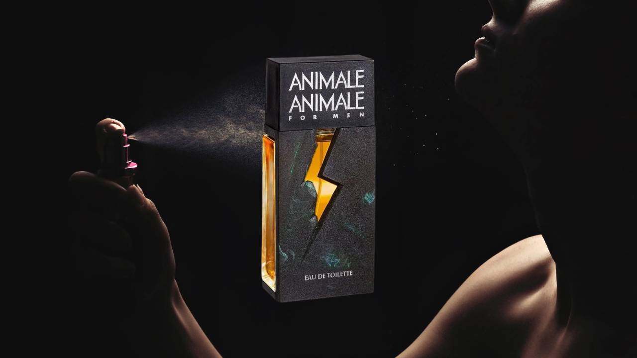 Perfume Animale For Men em destaque, ao fundo um homem passando perfume