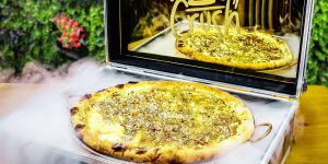 Mais cara do Brasil, pizarria de SC lança inusitada pizza com ouro