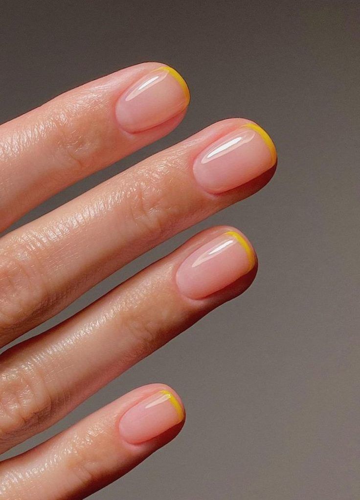 unhas francesinhas amarelas