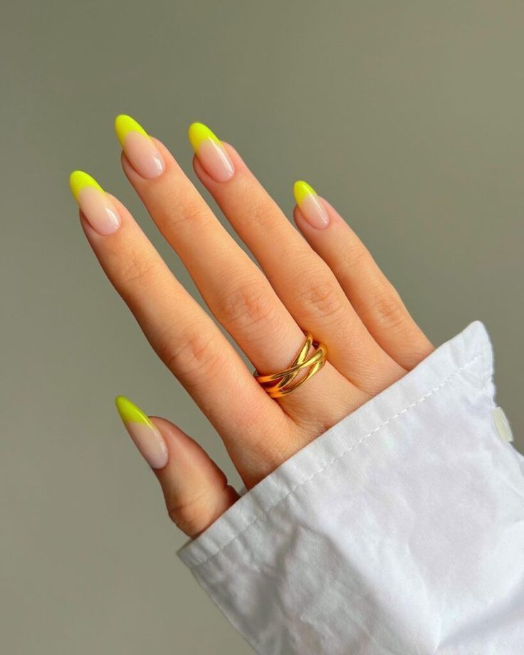 unhas francesinhas amarelas