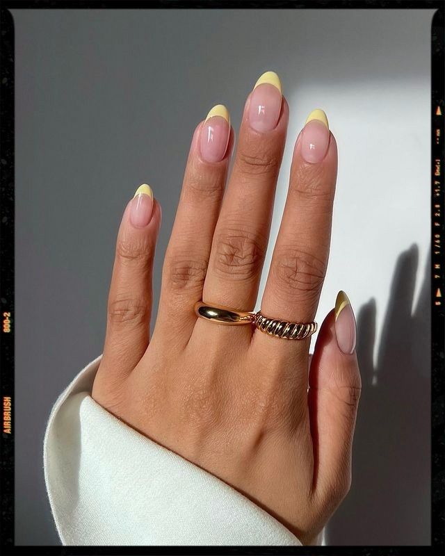 unhas francesinhas amarelas