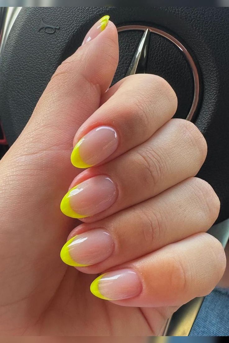 unhas francesinhas amarelas