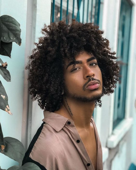 Black poderoso e natural cortes de cabelo masculino crespo
