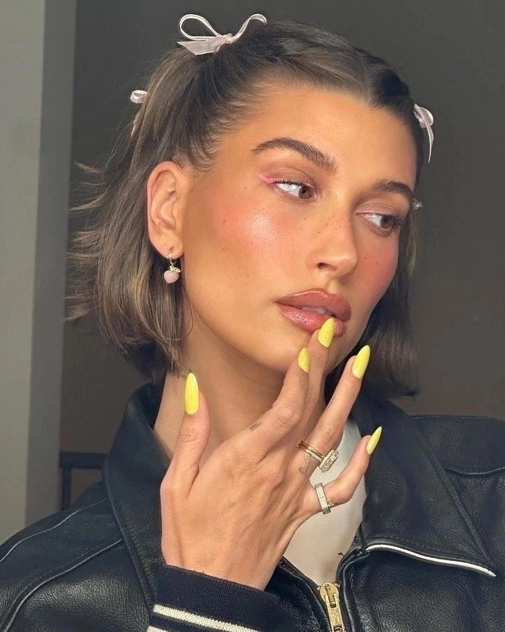 Hailey Bieber ama unhas amarelas (1)