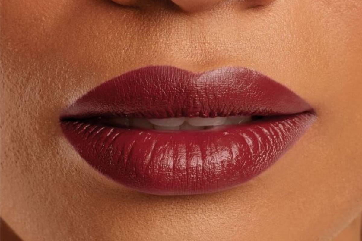 Não use batons vermelho-azulados ou de cores escuras