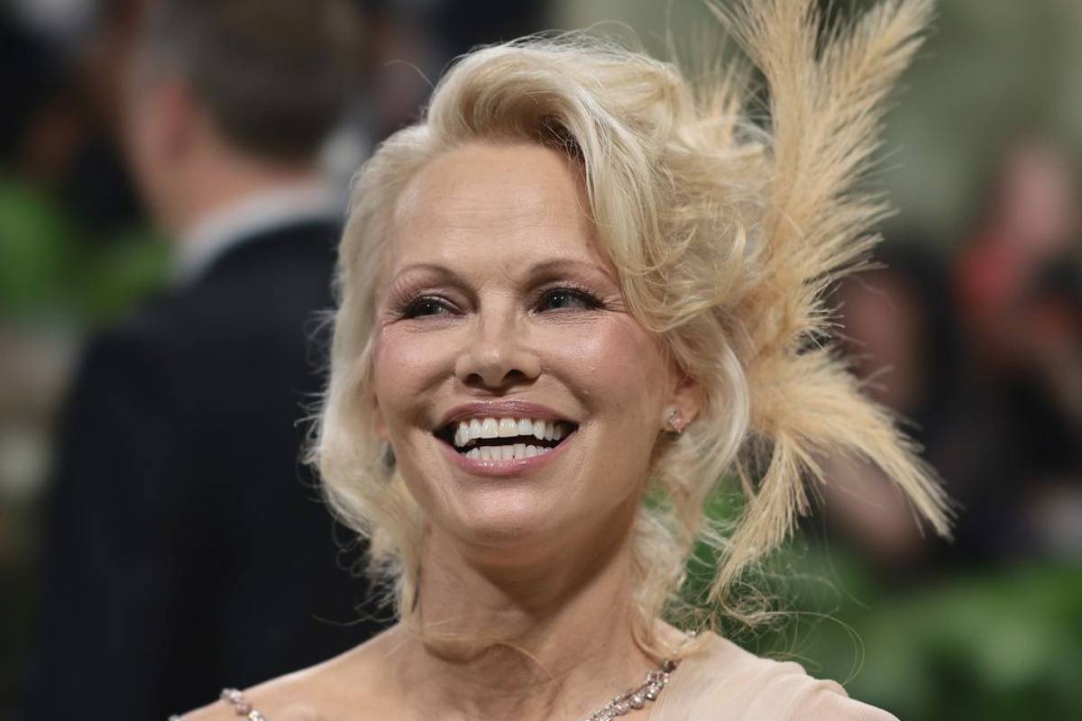 Por que a maquiagem de Pamela Anderson no Met Gala chocou a internet?