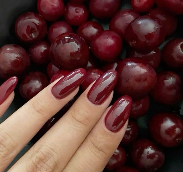 unhas vermelho-cereja