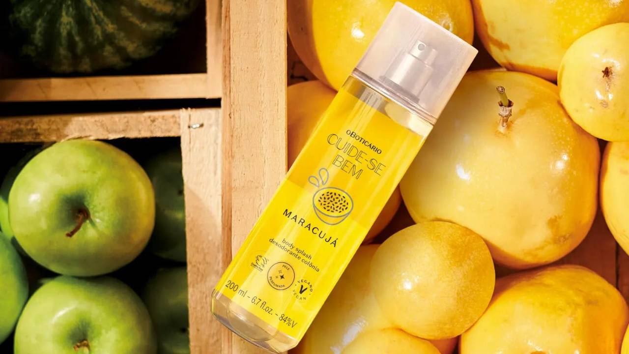 Body Splash de Maracujá do Boticário sobre caixas de frutas