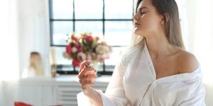 Mulher se perfumando