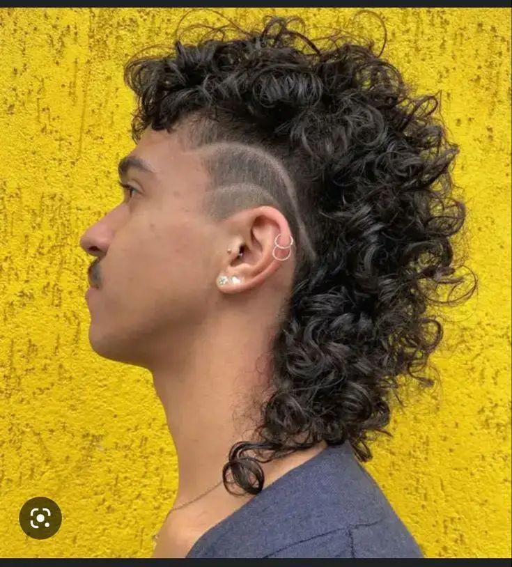 Corte mullet masculino com desenho no cabelo cacheado