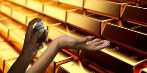 Mulher espirrando perfume no próprio braço; ao fundo, várias barras de ouro