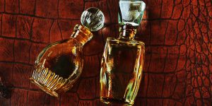 Dois frascos de perfume