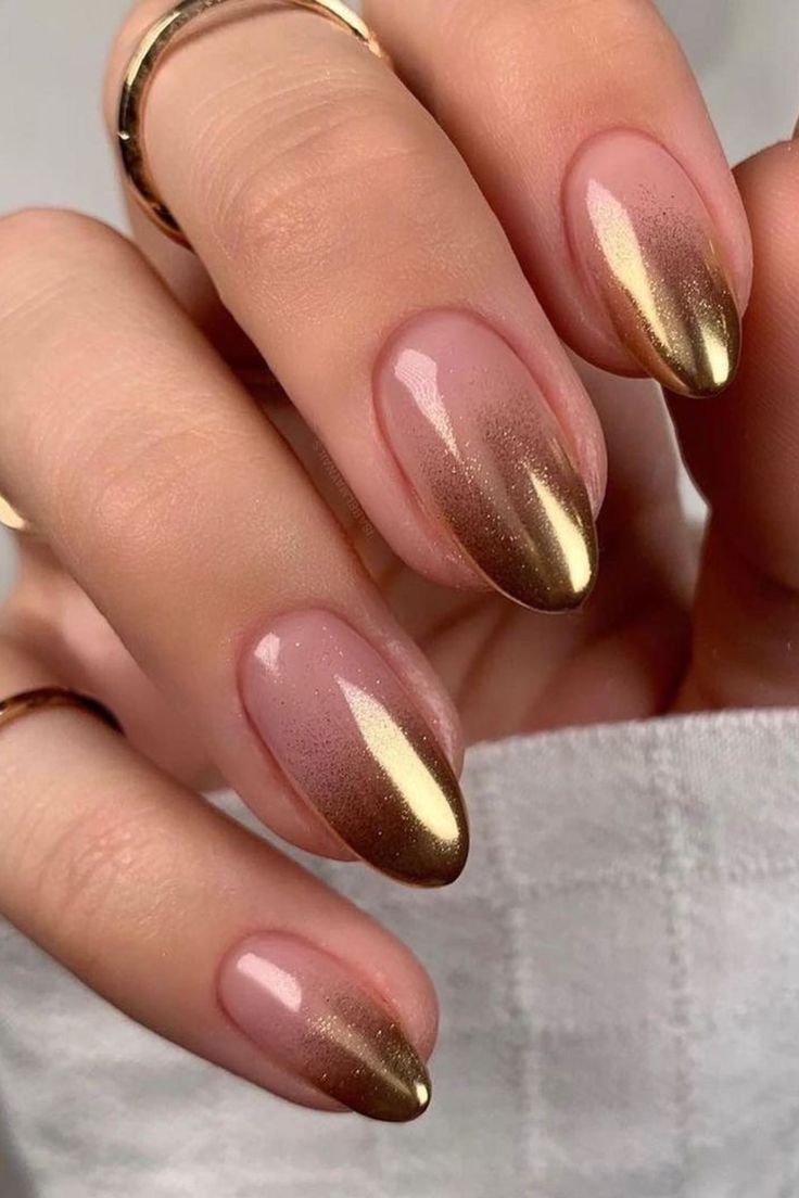 unhas decoradas para o fim de semana esfumada com dourado
