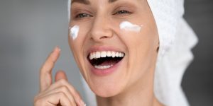 Cremes antirrugas baratinhos que mulheres 40+ encontram na farmácia