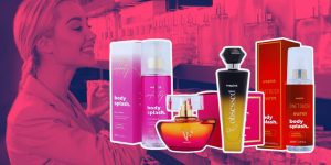 Perfumes e body splashes da Wepink em destaque sobre um fundo rosa
