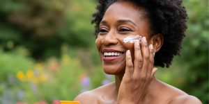 Protetores solares antirrugas para mulheres maduras