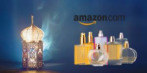 Uma montagem com perfumes e a logo da Amazon