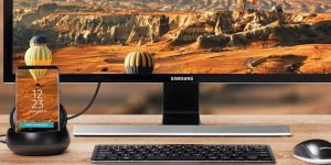 celular da Samsung conectado em um monitor