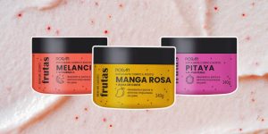 Três frascos do esfoliante facial e corporal Porán Bem me quero frutas, um de cada fragrância