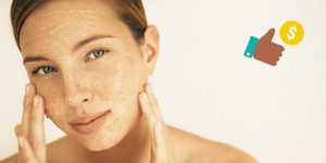 Close no rosto de uma mulher passando esfoliante