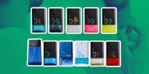 Frascos de perfumes Quasar enfileirados em uma montagem