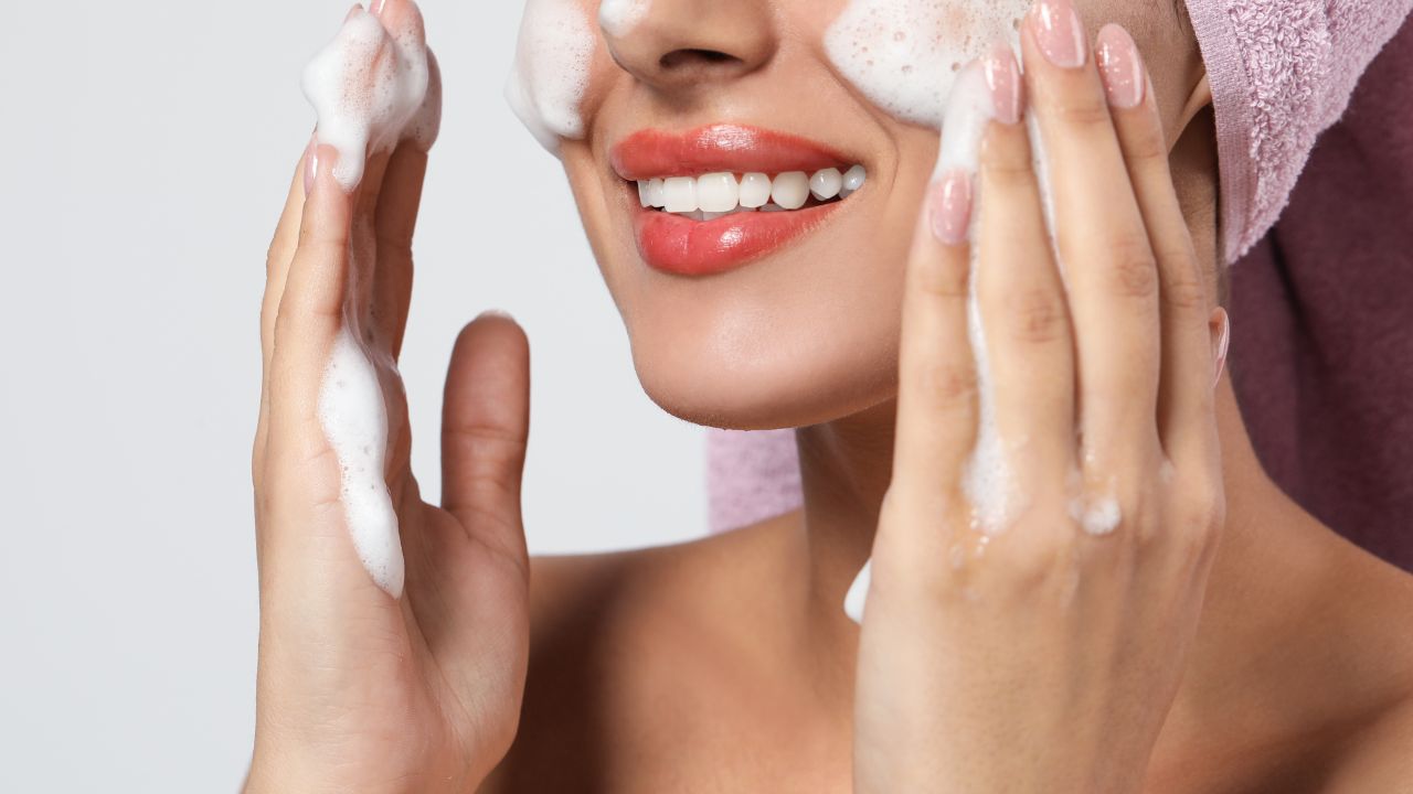 mulher com espuma no rosto