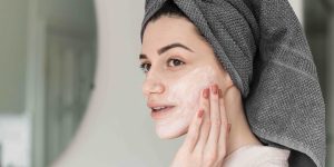 mulher cuidando do rosto após banho