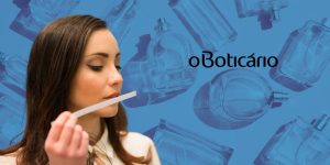Mulher cheirando fita aromática; ao seu lado, uma logomarca do Boticário