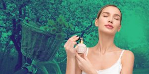 Montagem com mulher se perfumando e uma imagem primaveril ao fundo
