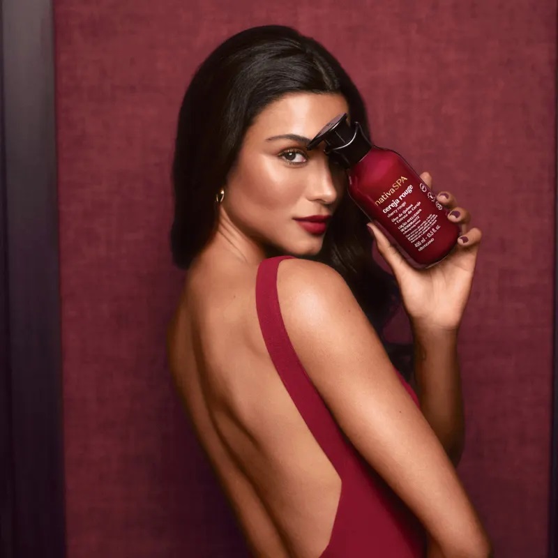 modelo segurando produto da linha nativa spa cereja rouge