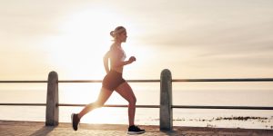 mulher fazendo corrida