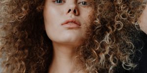 perfumes capilares que deixam rastro por onde você passa o dia todo