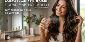 Mulher sorrindo aplicando perfume no cabelo com produtos ao fundo